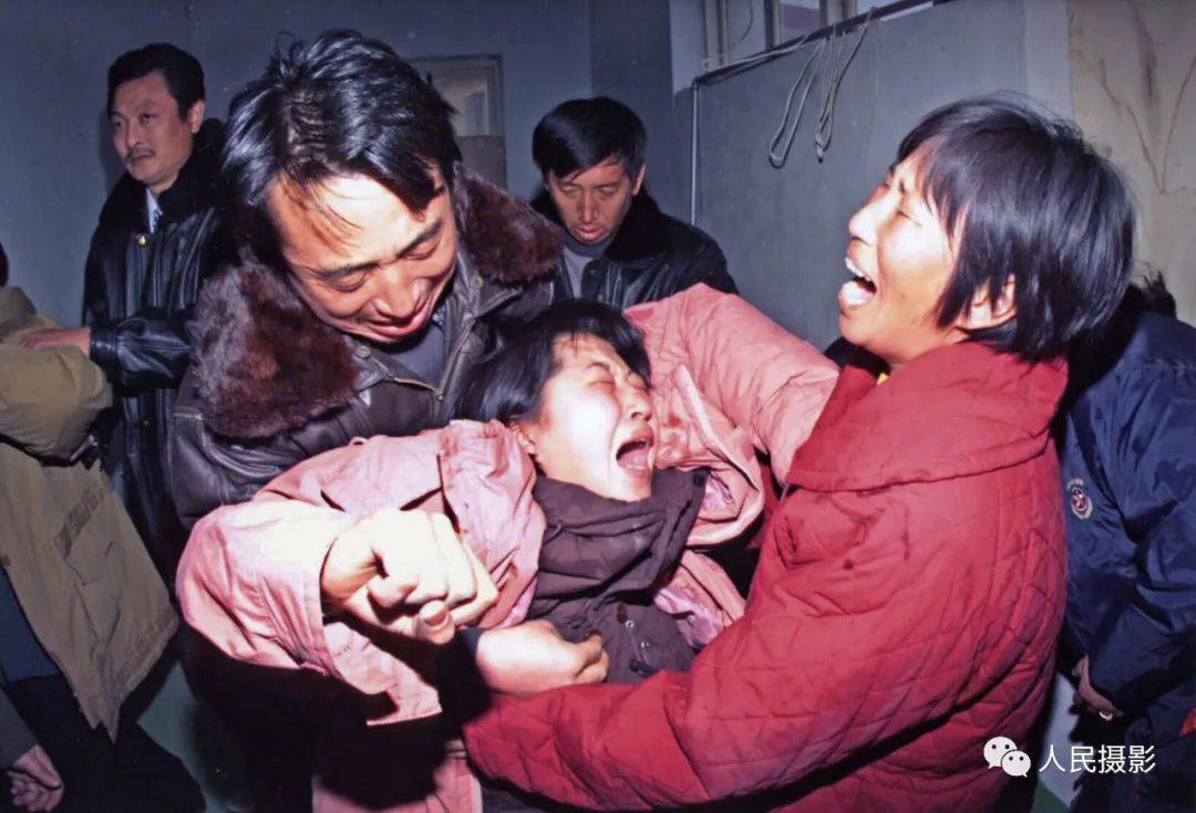 中国新闻摄影金镜头奖_人民摄影金镜头新闻摄影作品评选30周年_查春明金镜头获奖作品回顾