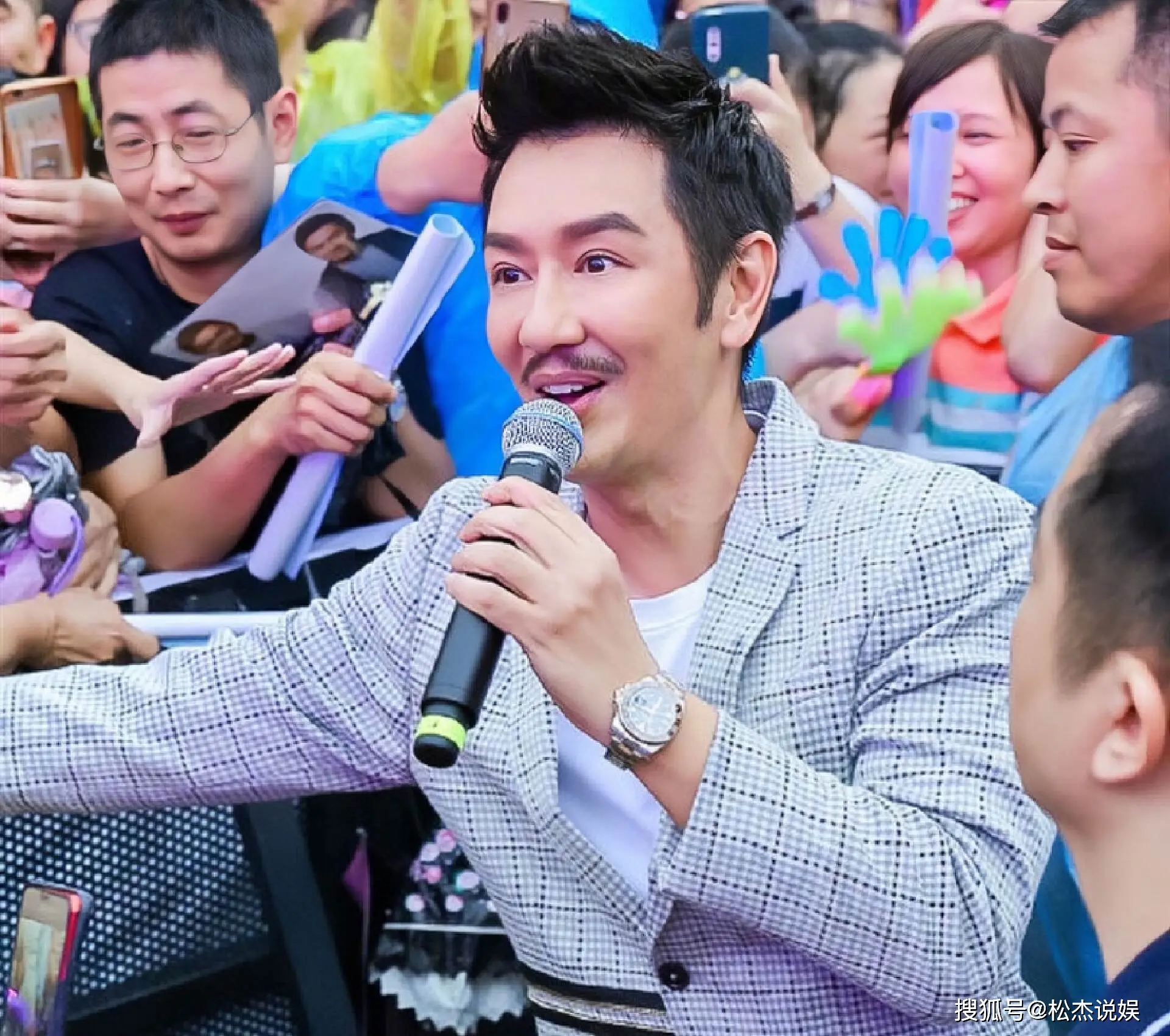 陈浩民近年生活状态_陈浩民香港街头无人认出_56岁陈浩民现身福建街头显沧桑