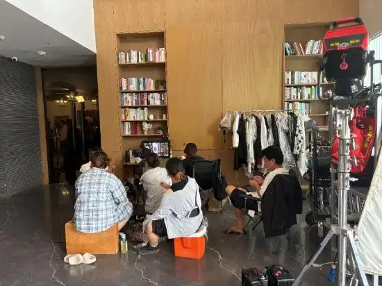 短剧群演招募乱象：应聘先交培训费_现代剧剧组外迁至西安郑州_横店短剧剧组数量减少