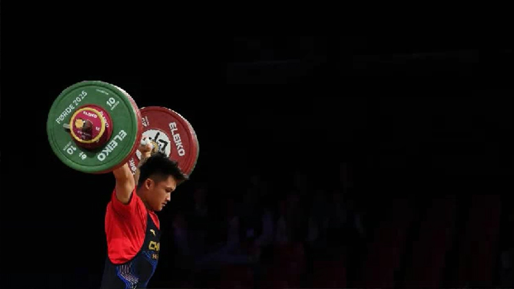 日薪五千招霸总爹真相_中老年演员培训骗局_短剧群演招募乱象：应聘先交培训费