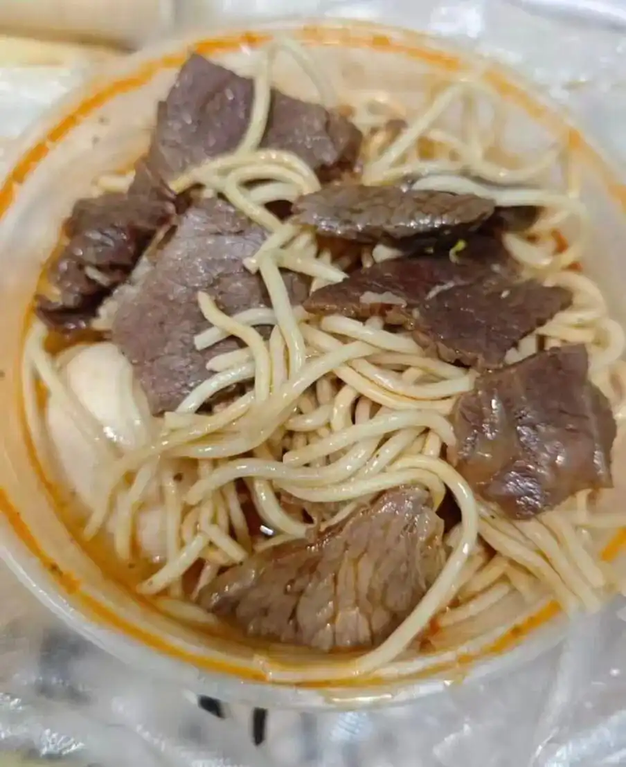 免费续面保证吃饱网红面店_牛肉面馆一碗“管饱面”全网爆火_武汉小面馆免费续面 tradition