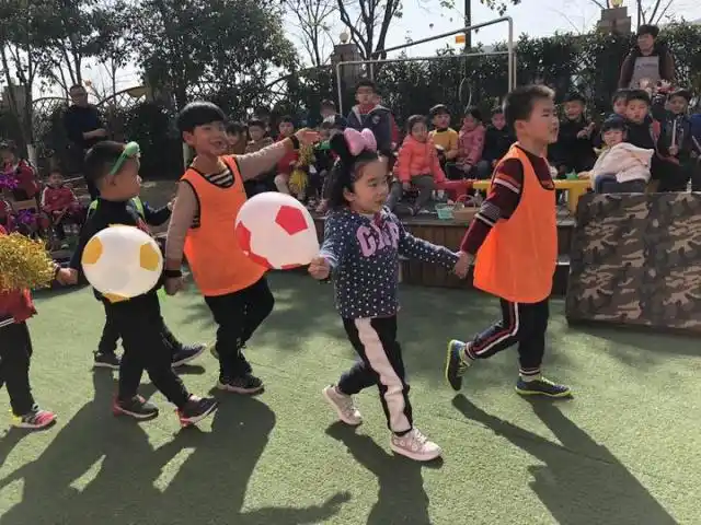 足球还可以这么玩？这群孩子发明了好多足球玩法