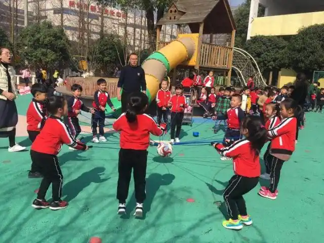 足球游戏体验_幼儿园足球周活动_幼儿园里足球运动的乐趣