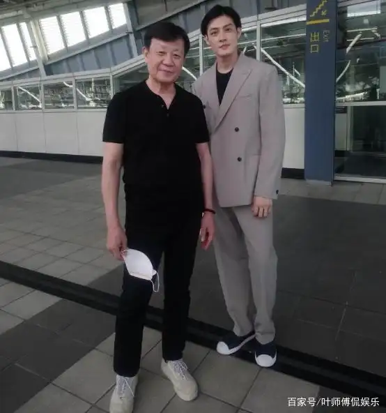 寇世勋儿子寇家瑞 父子同框活动_寇家瑞父亲_寇家瑞38岁高颜值 父子关系改善