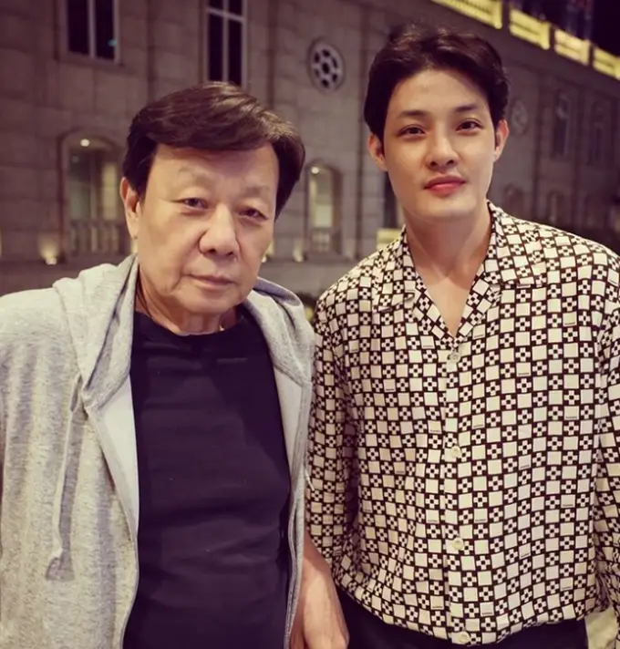 寇家瑞父亲_寇世勋父子照片_寇家瑞近况