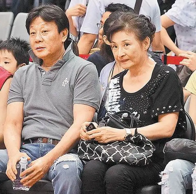 寇家瑞父亲_寇世勋父子照片_寇家瑞近况