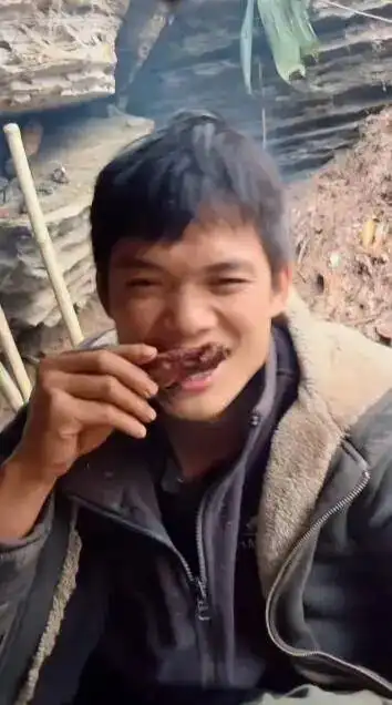 张家界荒野求生选手抓到了野猪，吃得满嘴流油，赛事方：是提前投放的驯养二代野猪；总策划人称最佩服“冷美人”，她连鼻涕虫都吃