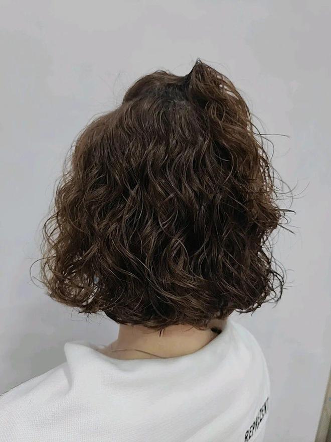 短发烫发型图片_齐脖短发烫发教程_短发烫卷发型