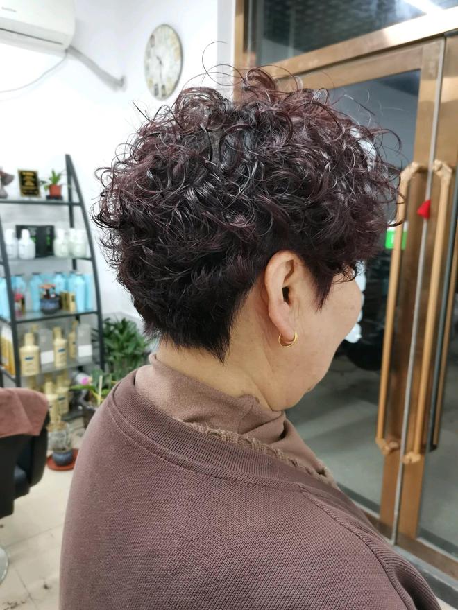 短发烫发型图片_齐脖短发烫发教程_短发烫卷发型