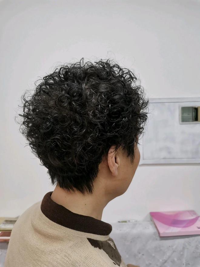 短发烫发型图片_齐脖短发烫发教程_短发烫卷发型