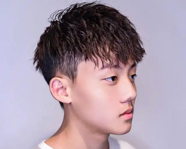 男生发型名称图片_男士偏分刻痕发型_男士寸头发型
