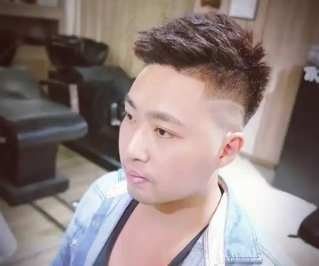 男士偏分刻痕发型_男生发型名称图片_男士寸头发型