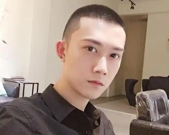 男士寸头发型_男生发型名称图片_男士偏分刻痕发型