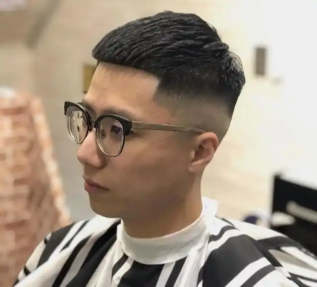 男生发型名称图片_男士偏分刻痕发型_男士寸头发型