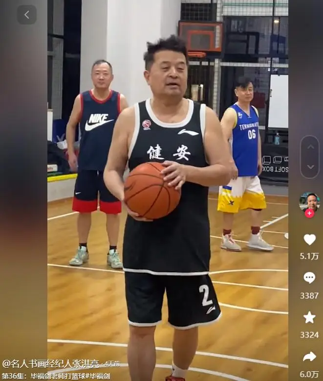 66岁毕福剑近况，与老友打篮球，脸上老年斑明显，头发凌乱不堪