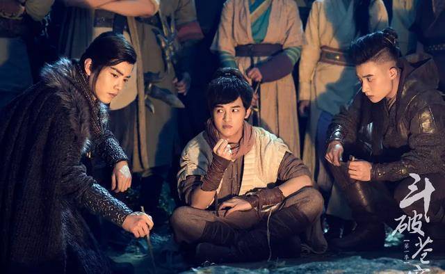 斗破苍穹续集叫什么_斗破苍穹2 薛八一 何洛洛饰演萧炎
