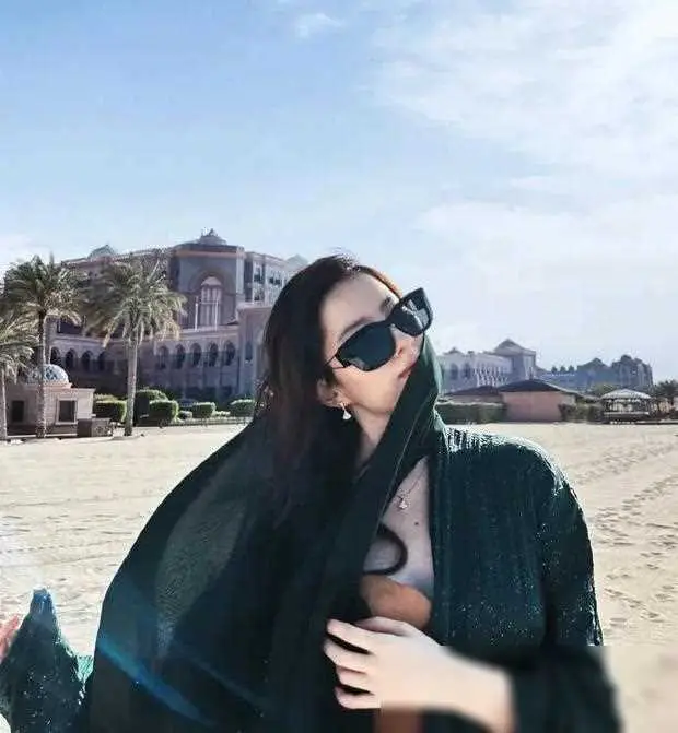 刘亦菲阿布扎比之旅_刘亦菲穿抹胸长裙好优雅_黄色抹胸裙下的秘密