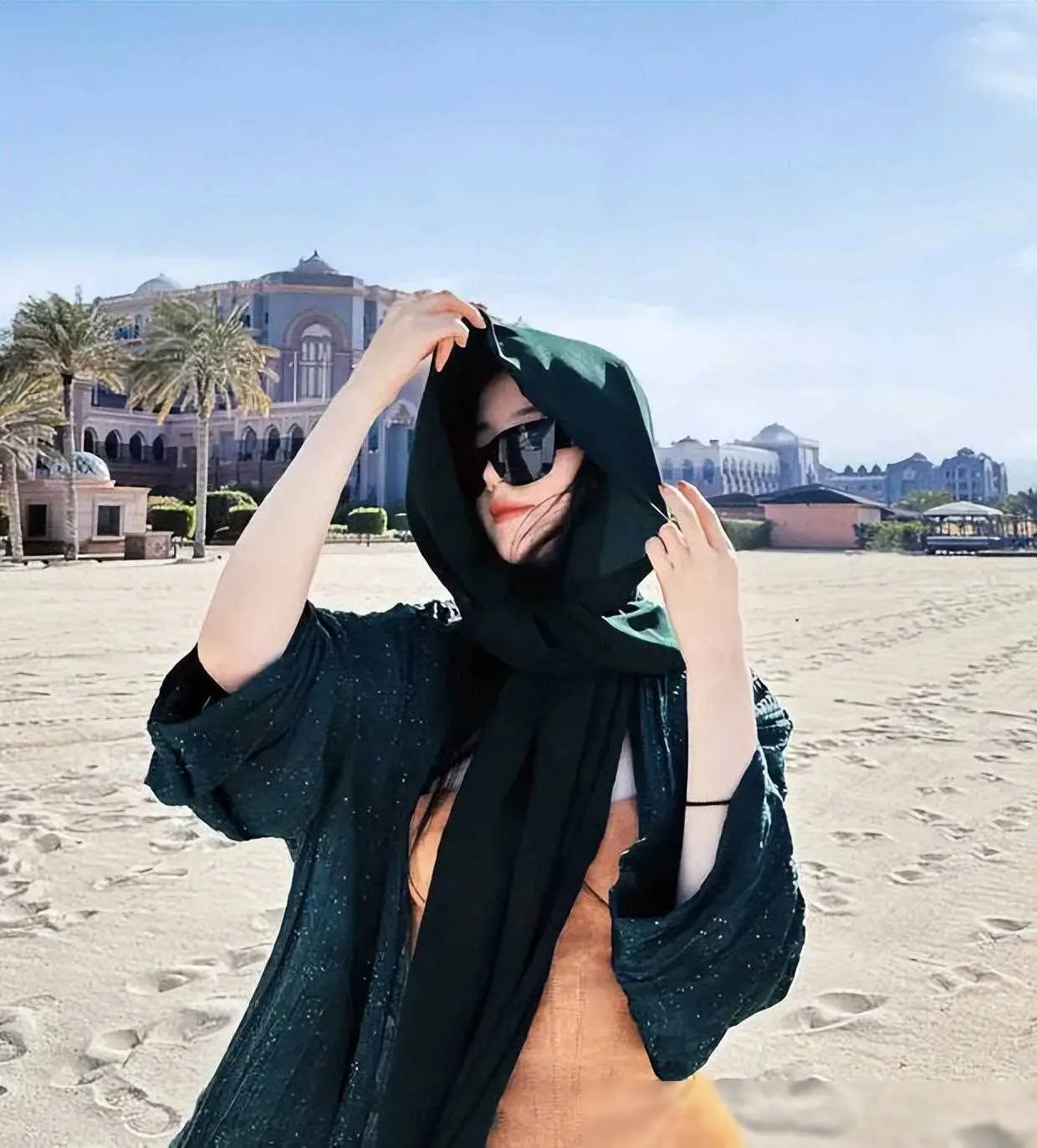 黄色抹胸裙下的秘密_刘亦菲穿抹胸长裙好优雅_刘亦菲阿布扎比之旅