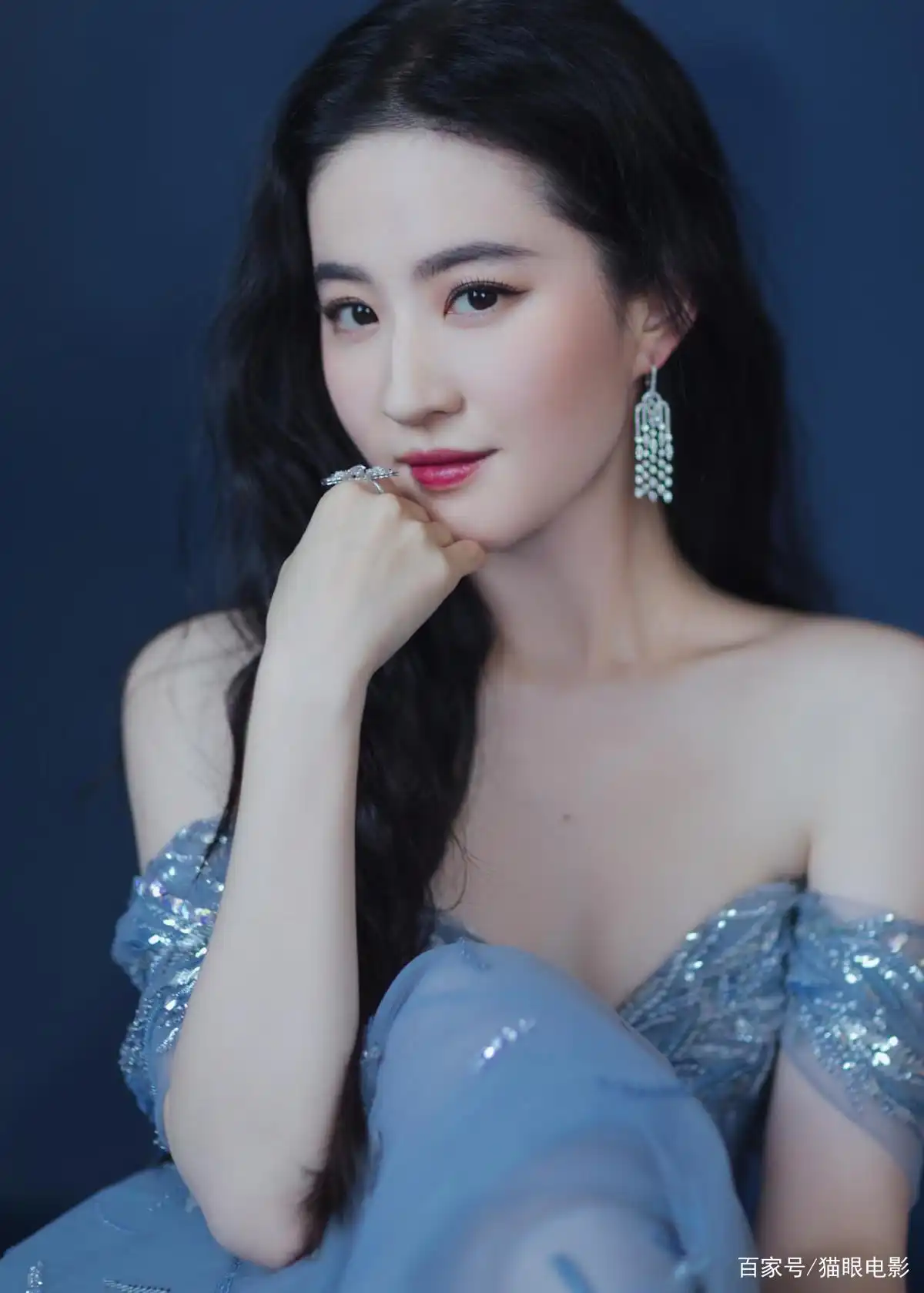 刘亦菲抹胸纱裙太惊艳！33岁穿古装依旧少女，网友：美颜暴击