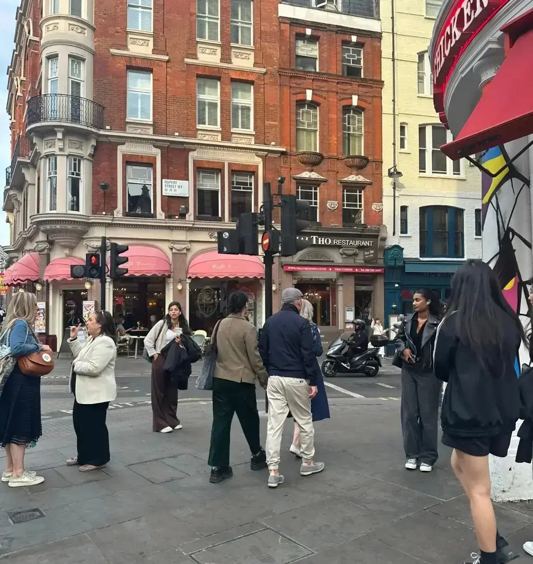 57岁那英状态惊呆路人_那英夫妇伦敦街头撒糖_那英老公被曝出轨风波时间线
