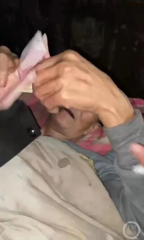 爷爷去世前流泪给孙女塞钱：参加不了你的婚礼，给你新婚买铺盖