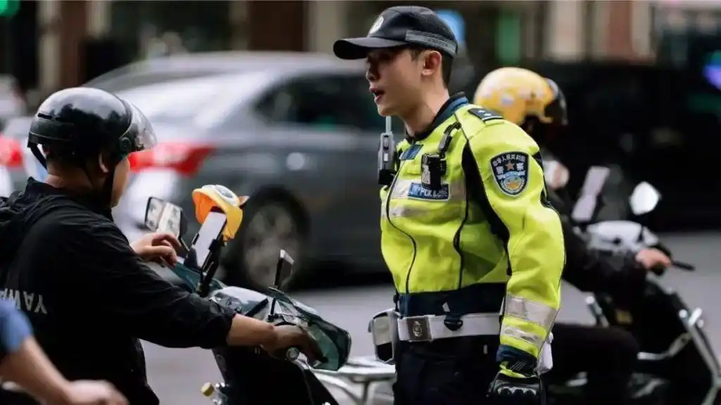 卷卷警官 执法视频 网友点赞_上海女学警“图图警官”火出圈