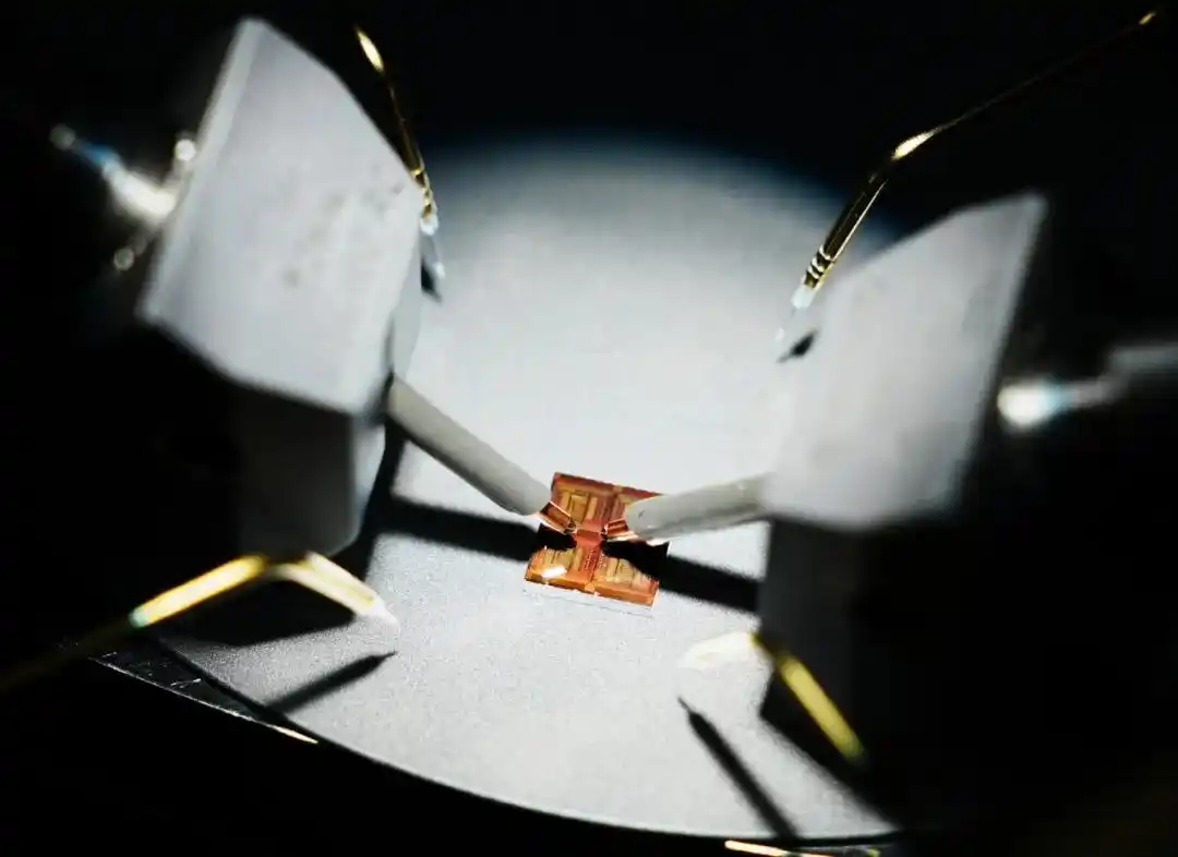 全球首颗!中国研发全新架构闪存芯片_复旦大学二维-硅基混合架构闪存芯片_周鹏-刘春森团队二维电子器件工程化