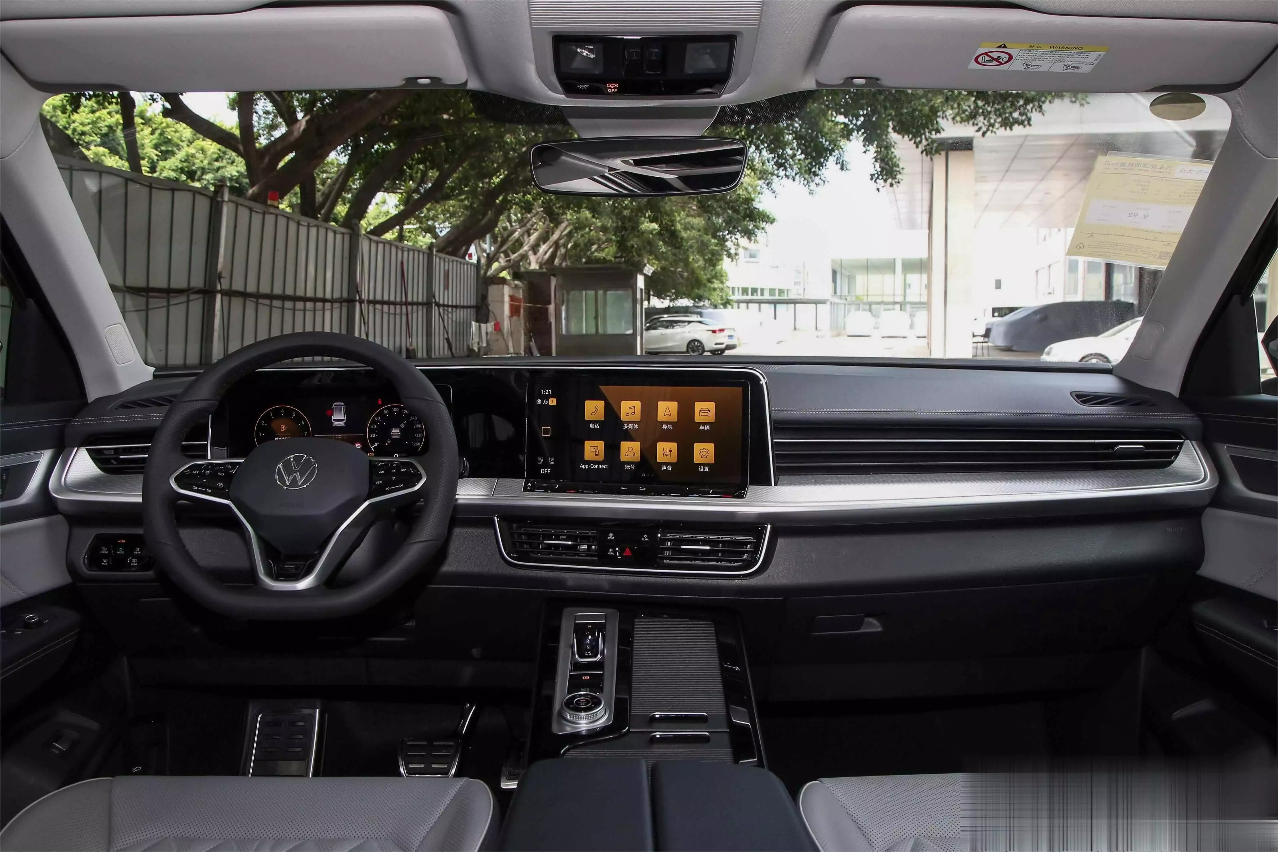 176 220_中大型SUV外观设计时尚动感_中大型SUV后排空间宽敞配置丰富