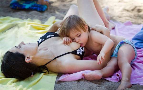 哺乳期妇女公共场合喂奶_女人公众场合喂奶的尴尬_妈妈给宝宝喂奶