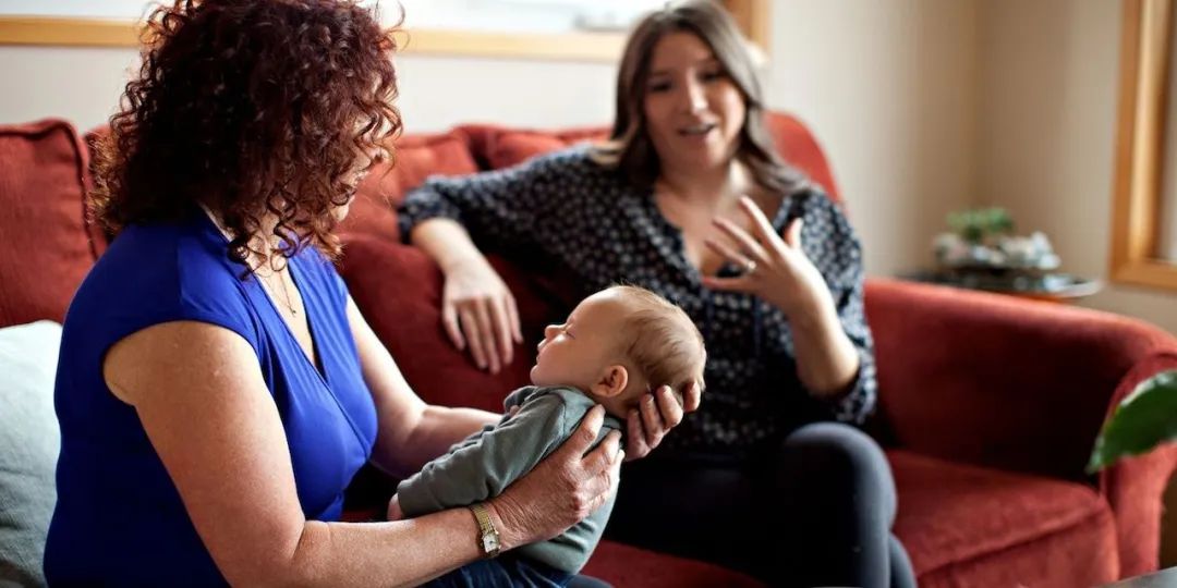 妈妈给宝宝喂奶_按需喂养_亲密育儿