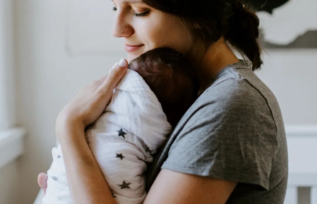 按需喂养_亲密育儿_妈妈给宝宝喂奶