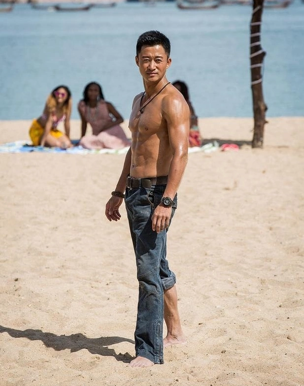 吴京为戏拼命的狠_吴京成长经历_吴京战狼肌肉图片大全