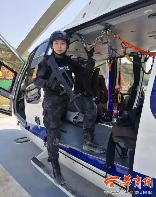 西安特警女子中队长李萌_西安特警李萌_西安高颜值女警察引人注目 又美又飒