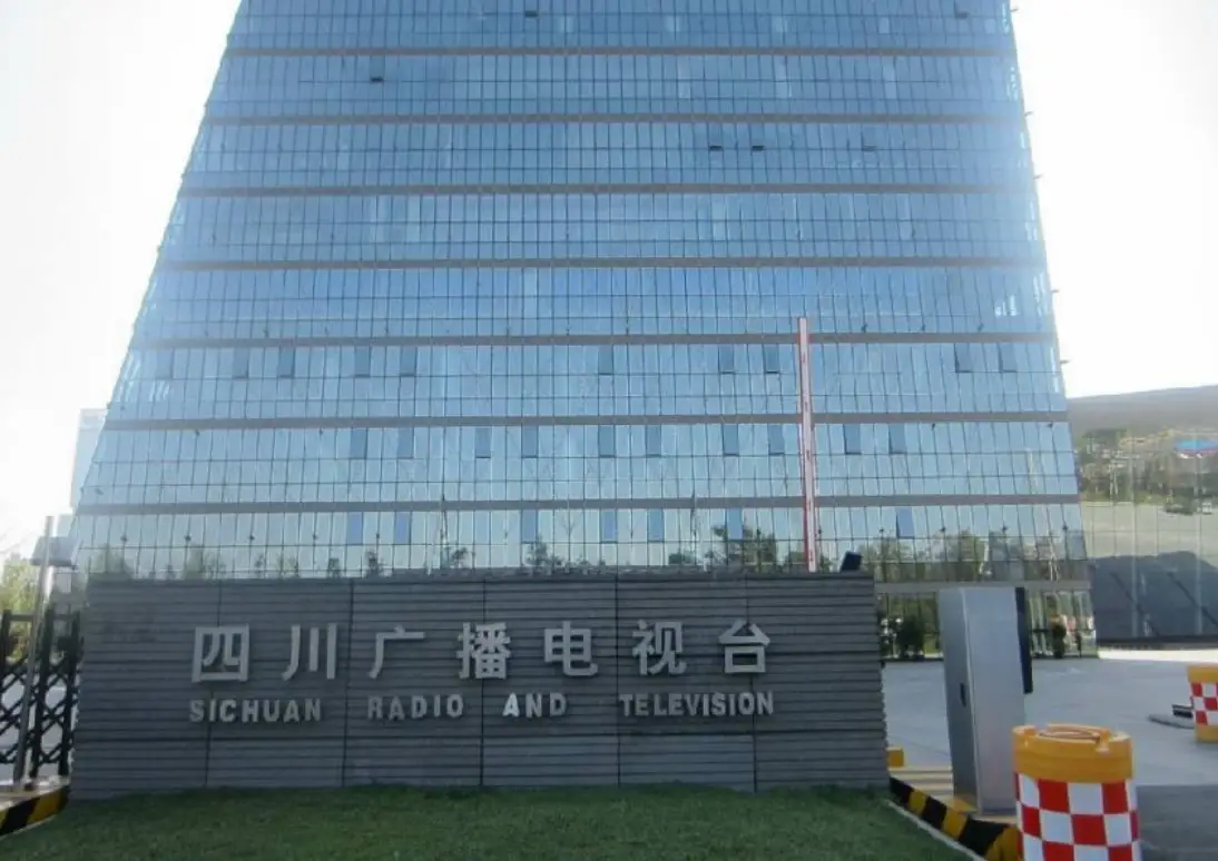 佟瑶 坠河溺亡 主持人_四川播音员佟瑶裸尸图