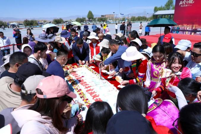 茶卡盐湖天空之镜庆祝活动_茶卡盐湖游客突破200万_游客将茶卡盐湖铺路盐成袋装走