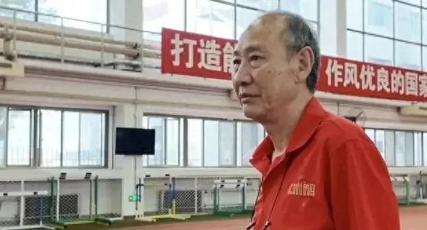 70岁田径老将仍在一线！2省发工资，5大爱徒都争气，一天2包一品梅