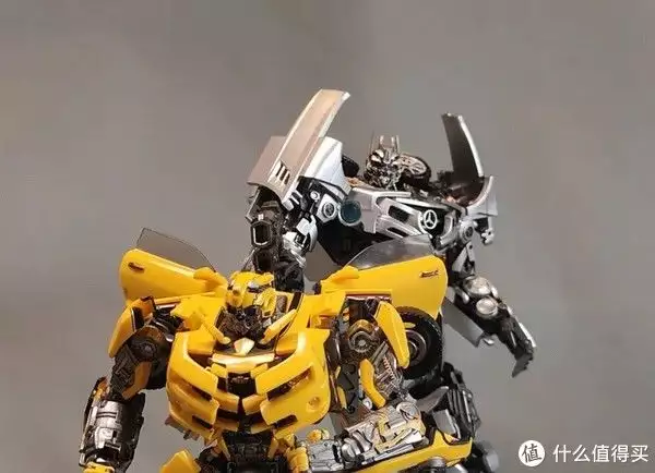 变形金刚3声波奔驰SLS-AMG造型争议_声波玩具人设颠覆经典评价_变形金刚玩具篇1