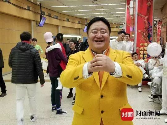 “笑脸哥”第17次现身春晚_冉东升春晚最牛观众_从1999年到2018年只缺席一次春晚的笑脸哥
