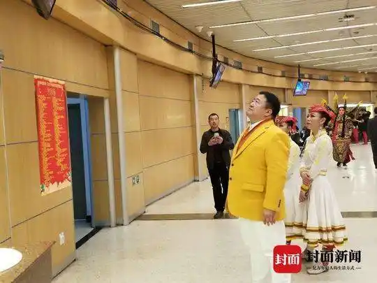 “笑脸哥”第17次现身春晚_笑脸哥冉东升_春晚最牛钉子户