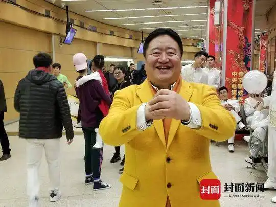 笑脸哥冉东升_春晚最牛钉子户_“笑脸哥”第17次现身春晚
