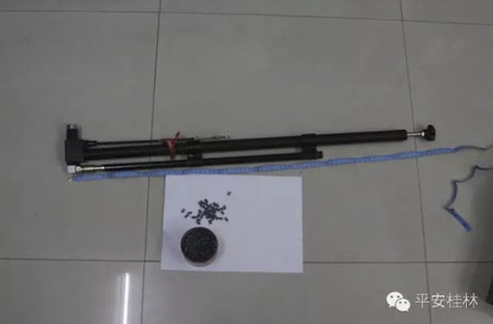 男子因广场舞影响休息 开枪射击音响误伤大妈