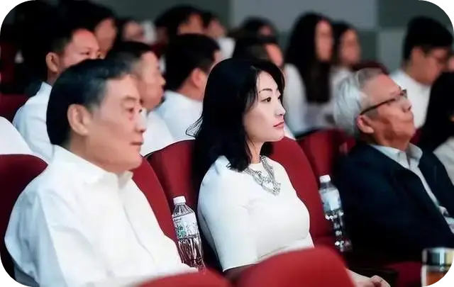 宗馥莉娃哈哈辞职事件_娃哈哈集团副董事长宗馥莉辞职真相_娃哈哈回应宗馥莉辞职：属实