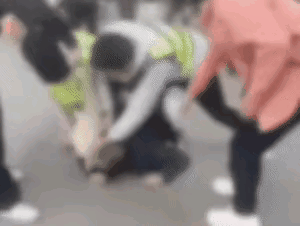 女城管踩手事件_城管踩头_云南卖菜老头被城管按地上