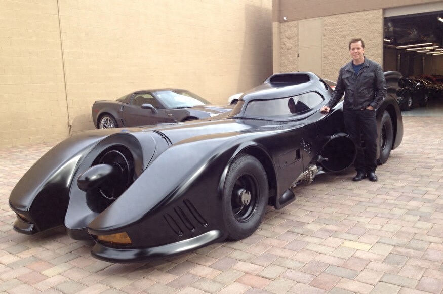 配炸弹+机枪+粉碎机 五代蝙蝠侠战车齐亮相 超人在召唤