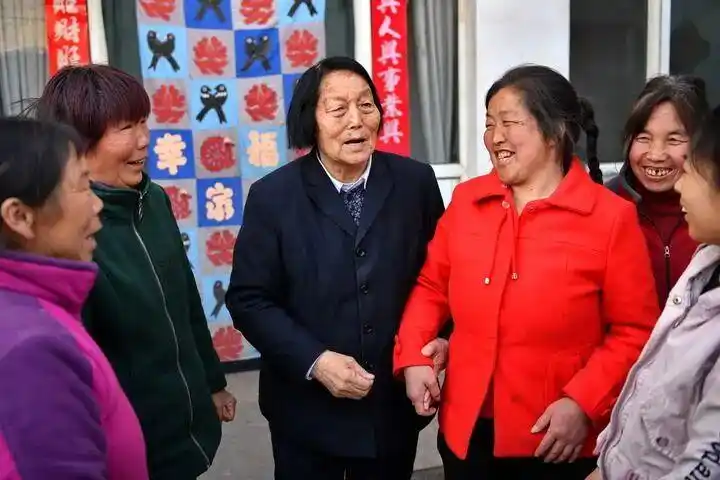 居里夫人对女性奋斗的激励_总书记关心妇女事业发展的故事_习近平总书记对妇女发展的论述