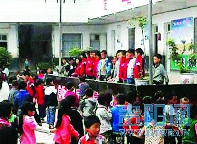 学生下跪画面