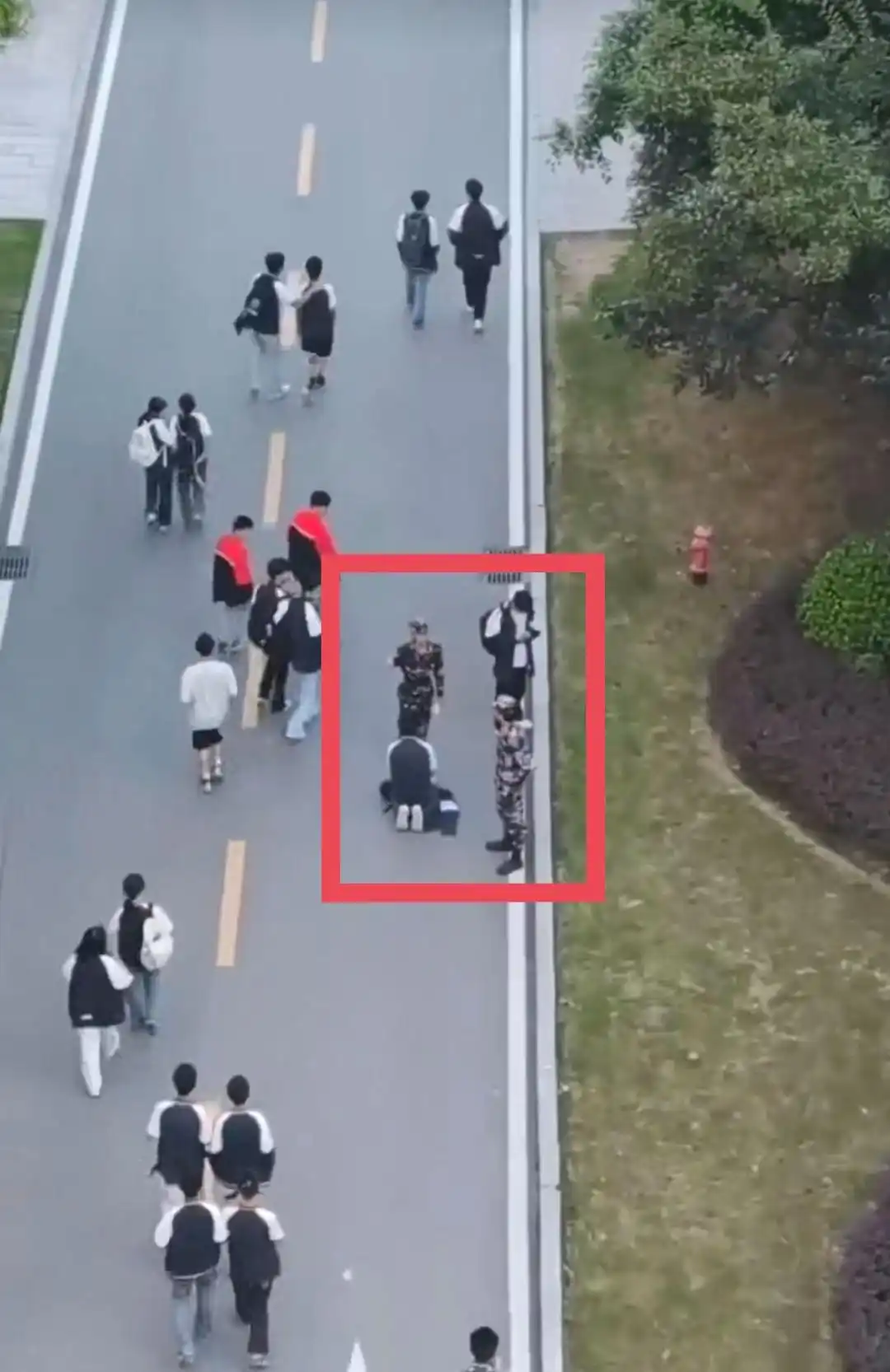 曝一老师逼学生下跪？学校：都是学生_学生纠察队查充电宝学生情绪激动下跪_重庆市渝北职业教育中心老师逼迫学生下跪事件