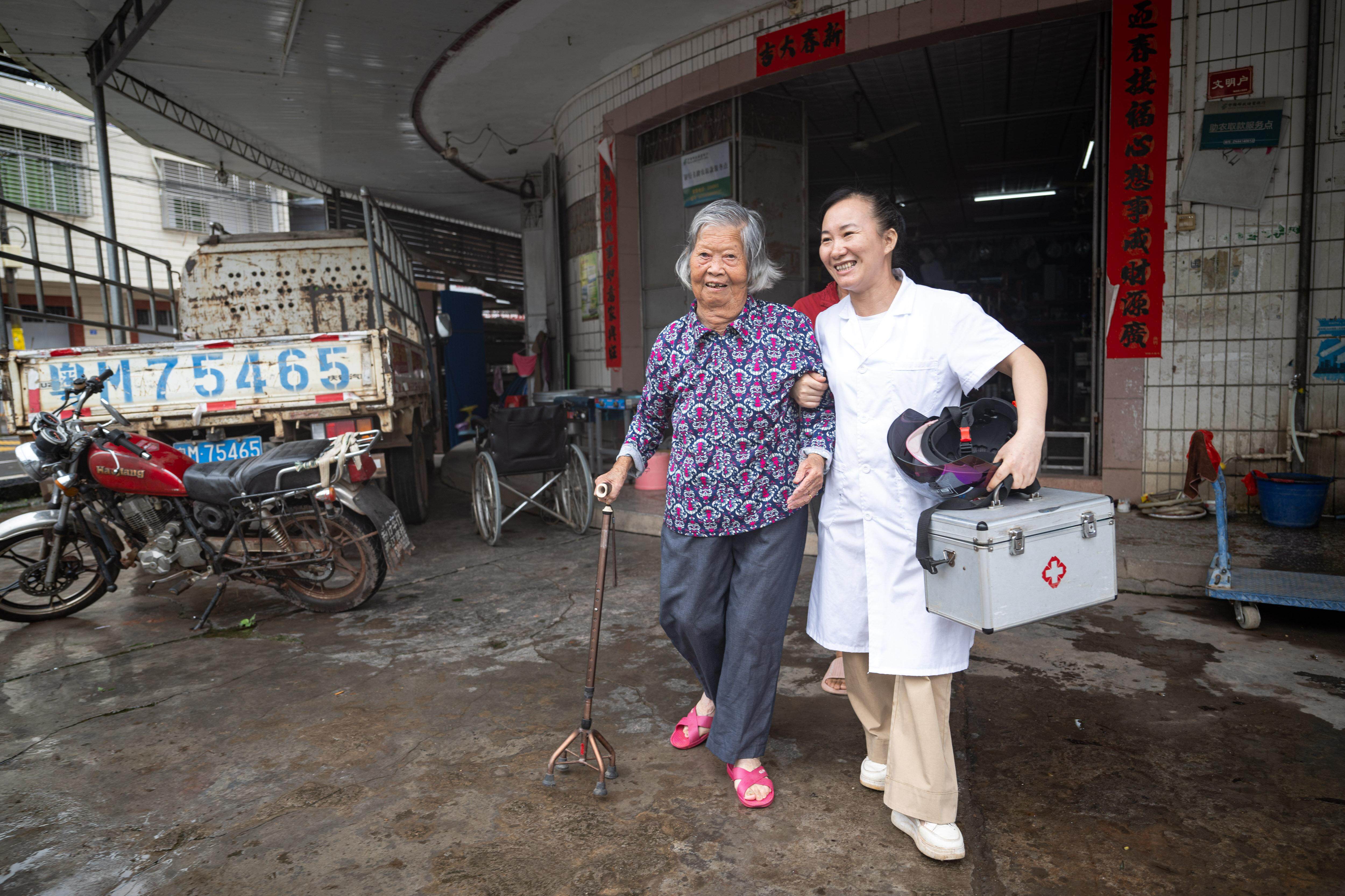 乡村医生黄小青_最美乡村医师周月华_粤东北乡村医生事迹
