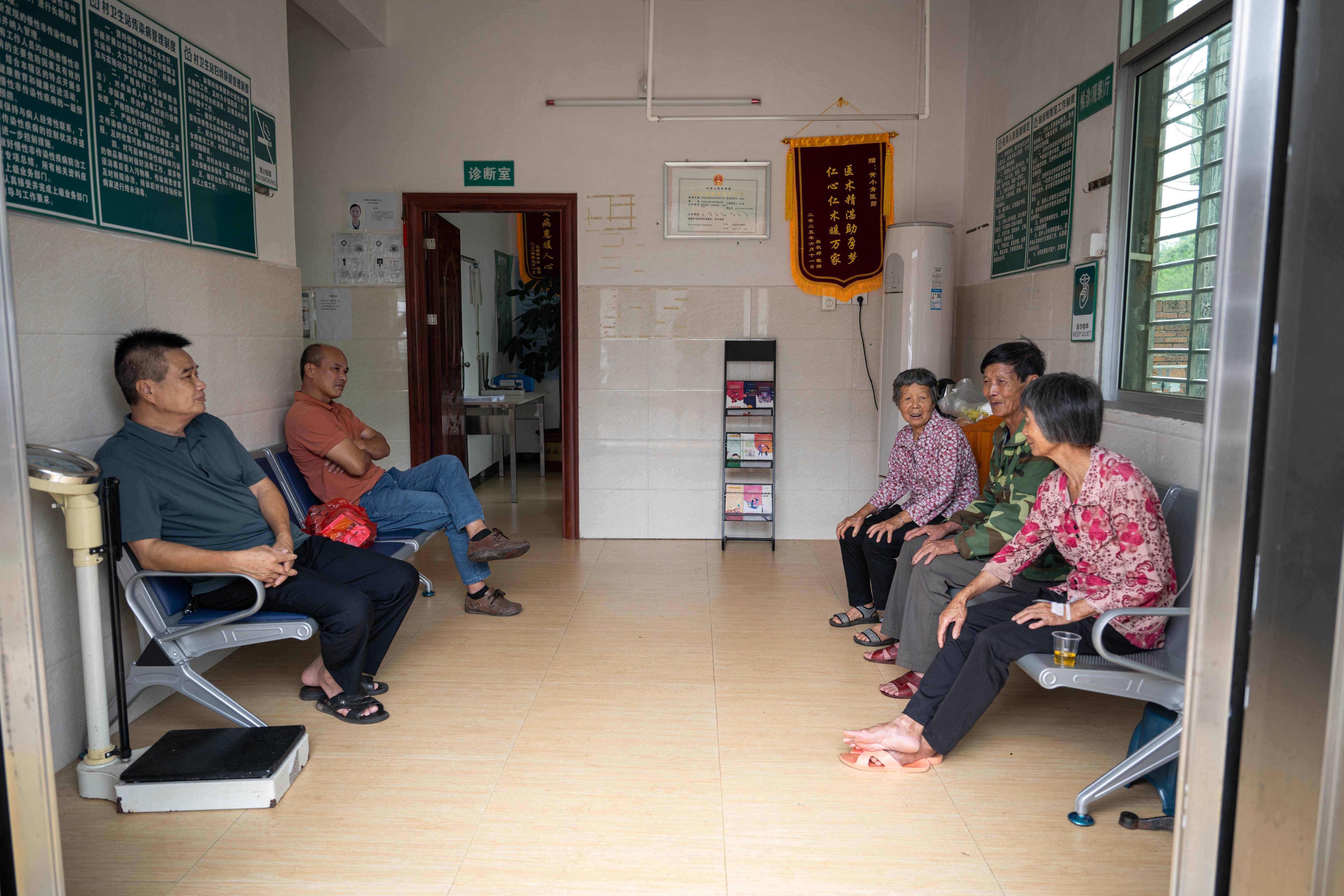 最美乡村医师周月华_乡村医生黄小青_粤东北乡村医生事迹