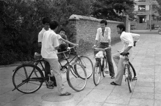 改革开放前的照片加文字_改革开放40年记忆_红领巾自行车时代变迁